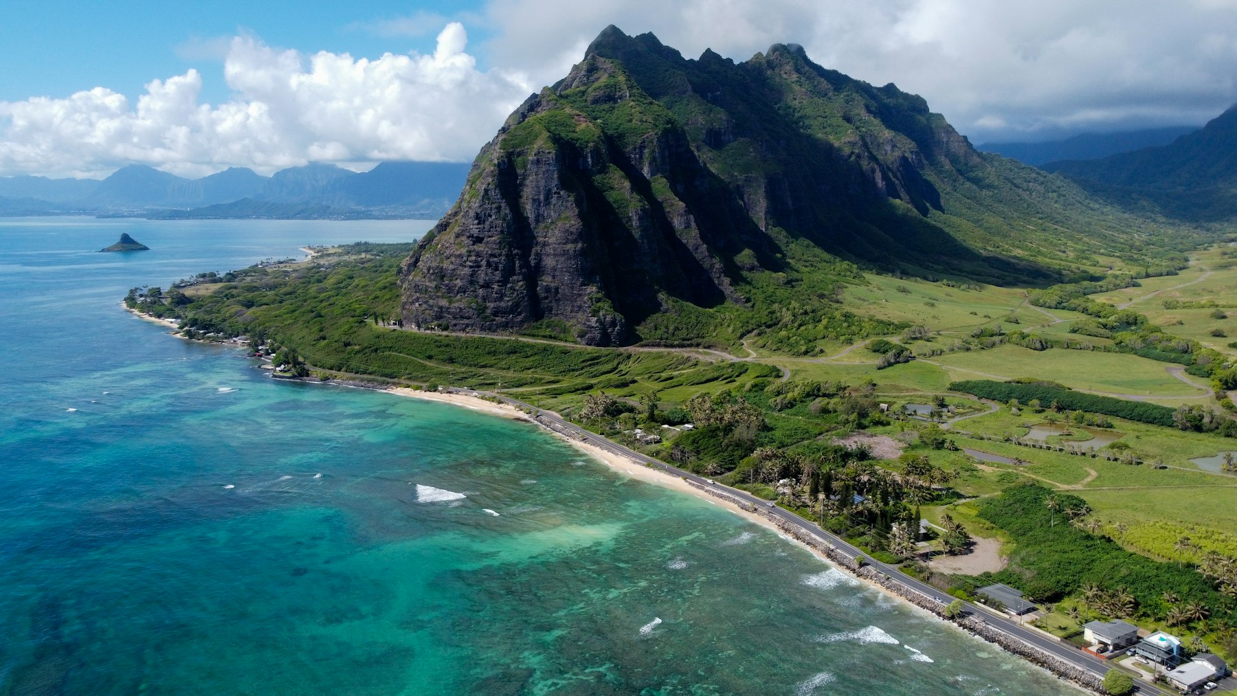 Oʻahu’s dramatic green mountains and blue coast near Kualoa